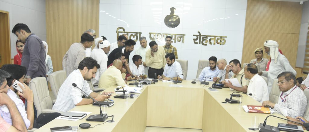 अधिकारी समाधान शिविरों व अन्य शिकायत पोर्टलों की लंबित शिकायतों का समयबद्ध करें निपटारा :- अतिरिक्त उपायुक्त नरेंद्र कुमार