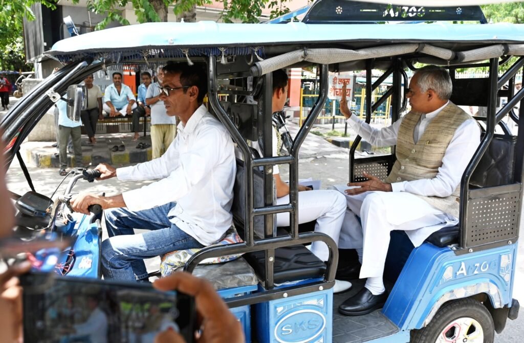 कुरुक्षेत्र आगमन पर सुरक्षा काफिला छोड़ ई-रिक्शा से तय किया सफर