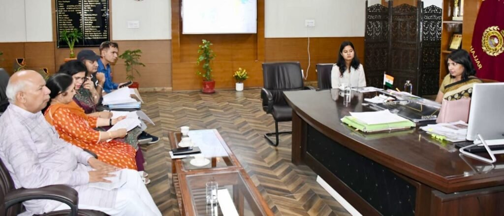 डीसी वर्षा खांगवाल की अध्यक्षता में मुख्यमंत्री राहत कोष के आवेदनों को लेकर समीक्षा बैठक आयोजित