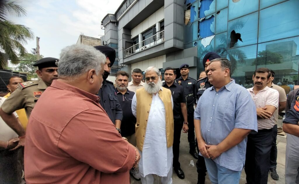 इंडस्ट्रियल सेंटर में गत दिवस ग्लावेयर फैक्टरी में आगजनी की घटना का जायजा लेने पहुंचे मंत्री अनिल विज