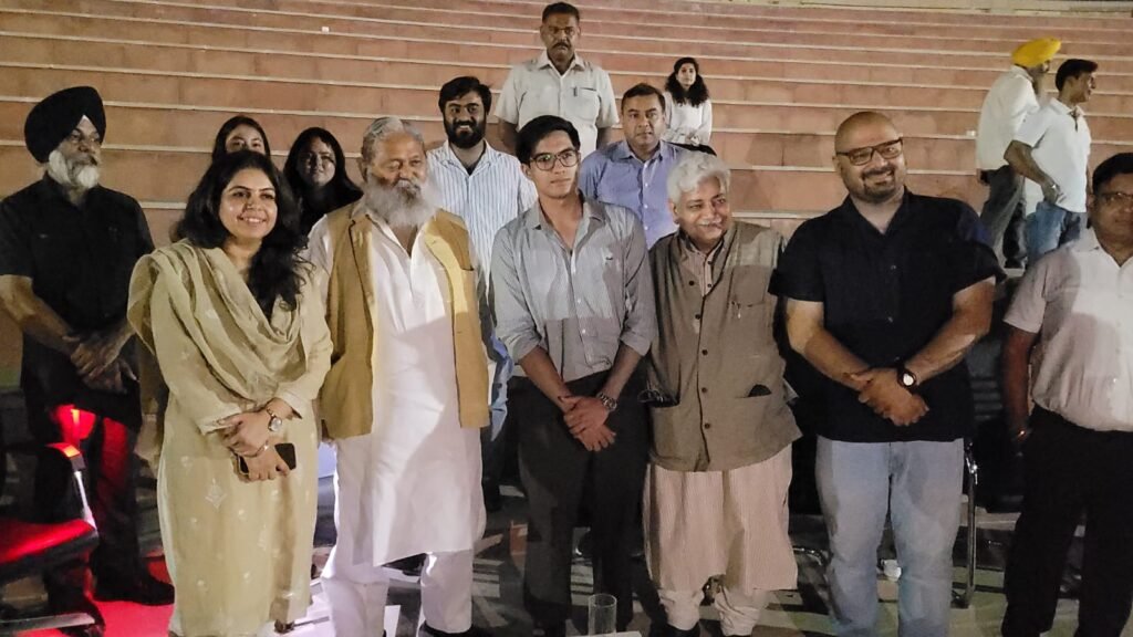 शहीद स्मारक में लाइट एंड साउंड शो के अवलोकन के दौरान शो बनाने वाली मुंबई की टीम के निदेशक लेखक एवं कलाकार अतुल तिवारी भी मौजूद रहे