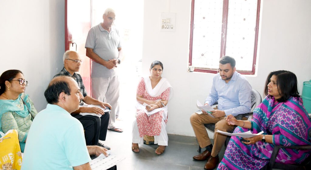 डीसी एवं जिला निर्वाचन अधिकारी वर्षा खांगवाल ने एसआईआर प्रक्रिया के तहत बहादुरगढ़ में विभिन्न बूथ का किया निरीक्षण
