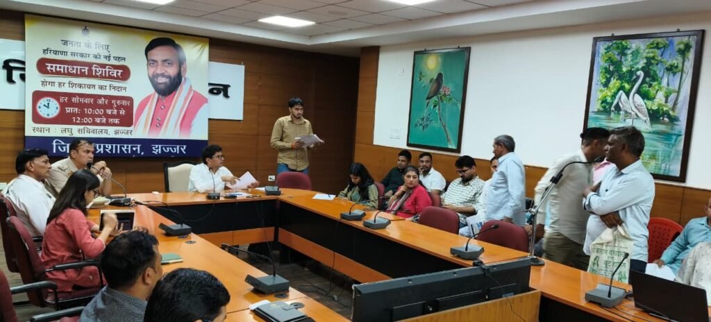 समाधान शिविर में एडीसी जगनिवास ने नागरिकों की समस्याएं सुनकर अधिकारियों को शिकायतों के त्वरित निस्तारण के दिए निर्देश