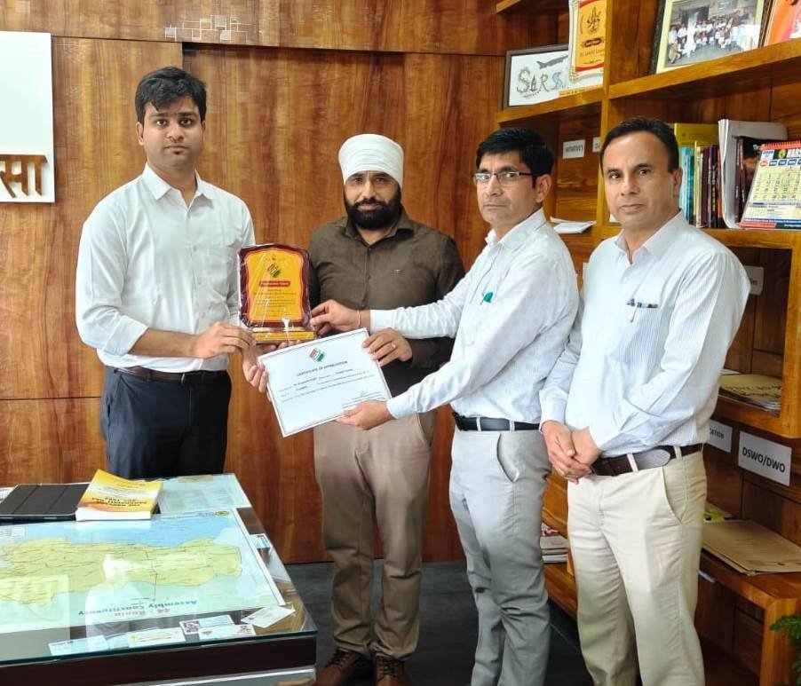 शत-प्रतिशत एसआईआर कार्य पूरा करने वाले सुपरवाइजर व बीएलओ को किया सम्मानित