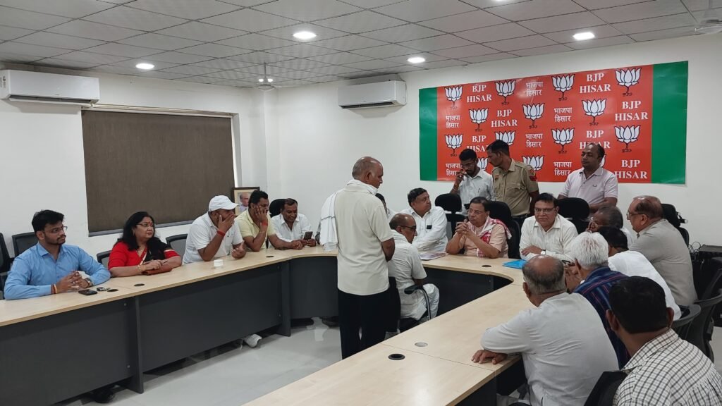 पूर्व मंत्री डॉ. कमल गुप्ता ने सुनीं जनसमस्याएँ, राकेश गुलाटी को दी श्रद्धांजलि