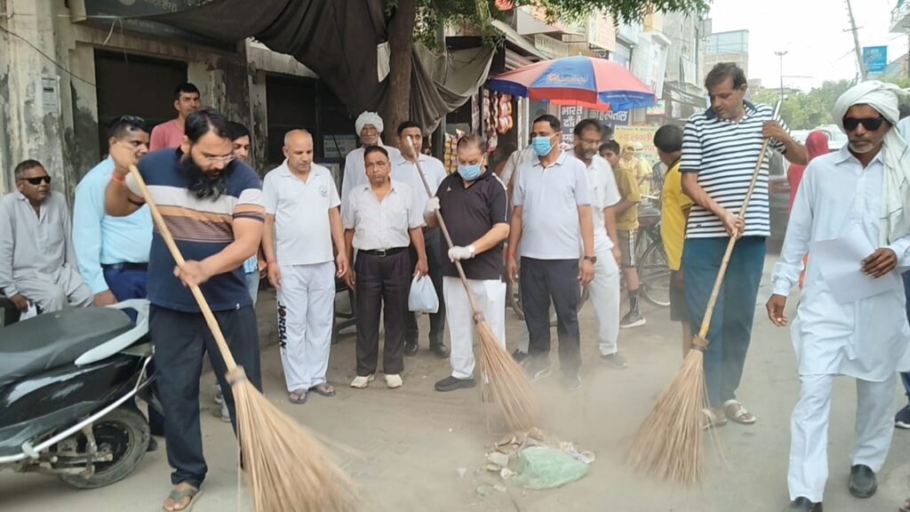 विधायक घनश्याम सर्राफ ने महम गेट से फैंसी चौक तक झाड़ू लगा कर दिया स्वच्छता का संदेश