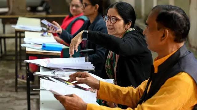 वर्षा के बीच निर्वाचन कार्य में जुटे अधिकारी-कर्मचारी, एसआईआर-2026 अभियान को दे रहे गति
