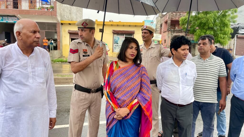 डीसी वर्षा खांगवाल ने अधिकारियों के साथ झज्जर शहर में स्वच्छता और जल निकासी व्यवस्था का लिया जायजा