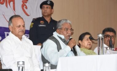 विकास एवं पंचायत विभाग मंत्री कृष्ण लाल पंवार ने जिला लोक संपर्क एवं कष्ट निवारण समिति की बैठक की अध्यक्षता की