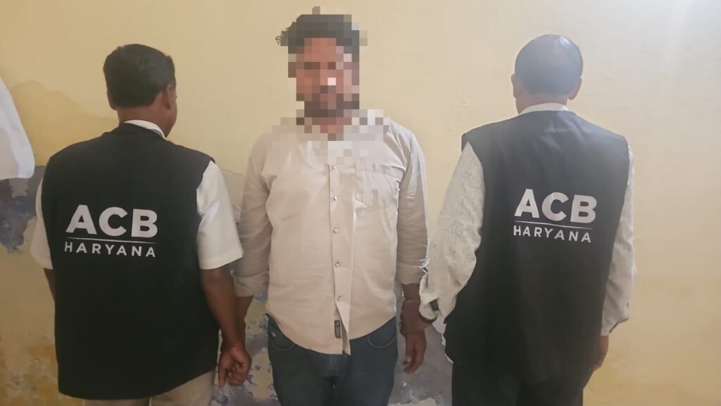 हरियाणा राज्य सतर्कता एवं भ्रष्टाचार निरोधक ब्यूरो (SV & ACB) चरखी दादरी की टीम ने भ्रष्टाचार के खिलाफ कार्रवाई करते हुए जिला कल्याण कार्यालय, नूंह में तैनात ग्रुप-डी कर्मचारी को ₹9,000 की रिश्वत लेते हुए रंगे हाथों गिरफ्तार किया है। गिरफ्तार आरोपी की पहचान मुकेश कुमार पुत्र जीत राम, निवासी वार्ड नंबर-03, बसंतगढ़, पलवल, के रूप में हुई है। आरोपी जिला कल्याण कार्यालय, नूंह में सेवादार (ग्रुप-डी) के पद पर तैनात था। *क्या था मामला -* प्राप्त शिकायत के अनुसार, शिकायतकर्ता से आरोपी ने उसकी तथा उसके मित्रों की वृद्धावस्था पेंशन लगवाने के एवज में ₹9,000 की अवैध रिश्वत की मांग की थी। शिकायत के आधार पर SV & ACB द्वारा जाल बिछाया गया। आरोपी मुकेश कुमार को ₹9,000 की रिश्वत राशि स्वीकार करते हुए मौके पर ही रंगे हाथों गिरफ्तार कर लिया गया। यह कार्रवाई राजपत्रित अधिकारी एवं शैडो विटनेस की मौजूदगी में की गई। यह ट्रैप सीडीसी/इंस्पेक्टर फतेह सिंह, प्रभारी यूनिट SV & ACB, चरखी दादरी के नेतृत्व में लगाया गया। इस संबंध में FIR नंबर 32, दिनांक 25.08.2026, धारा 7, भ्रष्टाचार निवारण अधिनियम (PC Act) के तहत थाना SV & ACB गुरुग्राम में मामला दर्ज किया गया है। ट्रैप की कार्रवाई में भारतीय नागरिक सुरक्षा संहिता, 2023 की धारा 105 के तहत निर्धारित प्रक्रिया का पालन किया गया है।