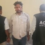 हरियाणा राज्य सतर्कता एवं भ्रष्टाचार निरोधक ब्यूरो (SV & ACB) चरखी दादरी की टीम ने भ्रष्टाचार के खिलाफ कार्रवाई करते हुए जिला कल्याण कार्यालय, नूंह में तैनात ग्रुप-डी कर्मचारी को ₹9,000 की रिश्वत लेते हुए रंगे हाथों गिरफ्तार किया है। गिरफ्तार आरोपी की पहचान मुकेश कुमार पुत्र जीत राम, निवासी वार्ड नंबर-03, बसंतगढ़, पलवल, के रूप में हुई है। आरोपी जिला कल्याण कार्यालय, नूंह में सेवादार (ग्रुप-डी) के पद पर तैनात था। *क्या था मामला -* प्राप्त शिकायत के अनुसार, शिकायतकर्ता से आरोपी ने उसकी तथा उसके मित्रों की वृद्धावस्था पेंशन लगवाने के एवज में ₹9,000 की अवैध रिश्वत की मांग की थी। शिकायत के आधार पर SV & ACB द्वारा जाल बिछाया गया। आरोपी मुकेश कुमार को ₹9,000 की रिश्वत राशि स्वीकार करते हुए मौके पर ही रंगे हाथों गिरफ्तार कर लिया गया। यह कार्रवाई राजपत्रित अधिकारी एवं शैडो विटनेस की मौजूदगी में की गई। यह ट्रैप सीडीसी/इंस्पेक्टर फतेह सिंह, प्रभारी यूनिट SV & ACB, चरखी दादरी के नेतृत्व में लगाया गया। इस संबंध में FIR नंबर 32, दिनांक 25.08.2026, धारा 7, भ्रष्टाचार निवारण अधिनियम (PC Act) के तहत थाना SV & ACB गुरुग्राम में मामला दर्ज किया गया है। ट्रैप की कार्रवाई में भारतीय नागरिक सुरक्षा संहिता, 2023 की धारा 105 के तहत निर्धारित प्रक्रिया का पालन किया गया है।