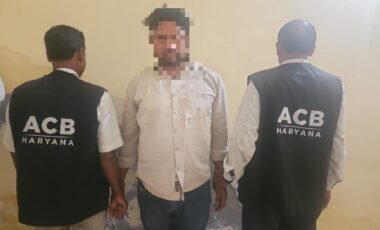 हरियाणा राज्य सतर्कता एवं भ्रष्टाचार निरोधक ब्यूरो (SV & ACB) चरखी दादरी की टीम ने भ्रष्टाचार के खिलाफ कार्रवाई करते हुए जिला कल्याण कार्यालय, नूंह में तैनात ग्रुप-डी कर्मचारी को ₹9,000 की रिश्वत लेते हुए रंगे हाथों गिरफ्तार किया है। गिरफ्तार आरोपी की पहचान मुकेश कुमार पुत्र जीत राम, निवासी वार्ड नंबर-03, बसंतगढ़, पलवल, के रूप में हुई है। आरोपी जिला कल्याण कार्यालय, नूंह में सेवादार (ग्रुप-डी) के पद पर तैनात था। *क्या था मामला -* प्राप्त शिकायत के अनुसार, शिकायतकर्ता से आरोपी ने उसकी तथा उसके मित्रों की वृद्धावस्था पेंशन लगवाने के एवज में ₹9,000 की अवैध रिश्वत की मांग की थी। शिकायत के आधार पर SV & ACB द्वारा जाल बिछाया गया। आरोपी मुकेश कुमार को ₹9,000 की रिश्वत राशि स्वीकार करते हुए मौके पर ही रंगे हाथों गिरफ्तार कर लिया गया। यह कार्रवाई राजपत्रित अधिकारी एवं शैडो विटनेस की मौजूदगी में की गई। यह ट्रैप सीडीसी/इंस्पेक्टर फतेह सिंह, प्रभारी यूनिट SV & ACB, चरखी दादरी के नेतृत्व में लगाया गया। इस संबंध में FIR नंबर 32, दिनांक 25.08.2026, धारा 7, भ्रष्टाचार निवारण अधिनियम (PC Act) के तहत थाना SV & ACB गुरुग्राम में मामला दर्ज किया गया है। ट्रैप की कार्रवाई में भारतीय नागरिक सुरक्षा संहिता, 2023 की धारा 105 के तहत निर्धारित प्रक्रिया का पालन किया गया है।
